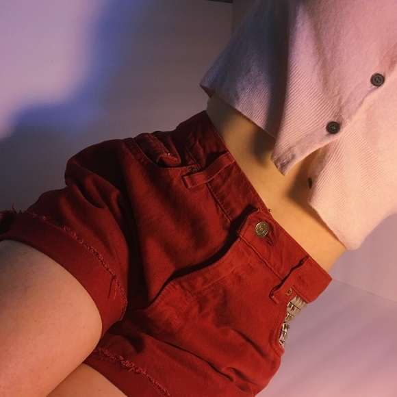 Cute red Levi’s shorts! - Picture 1 of 2
